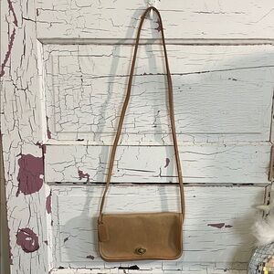 COACH VINTAGE Classic Tan Leather Crossbody Bag Key Tag attached